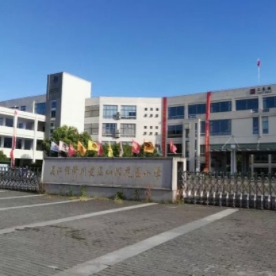 江蘇省吳江經(jīng)濟(jì)開發(fā)區(qū)山湖花園小學(xué)食堂地面防滑施工
